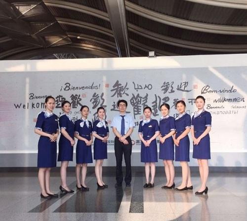 杭州机场员工更换新制服 真情服务全球贵宾